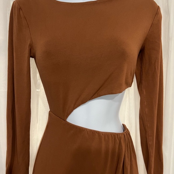 ASTR THE LABEL WESTWOOD LONG SLEEVE SIDE CUTOUT MIDI DRESS IN BROWN SIZE SMALL. - Picture 10 of 10